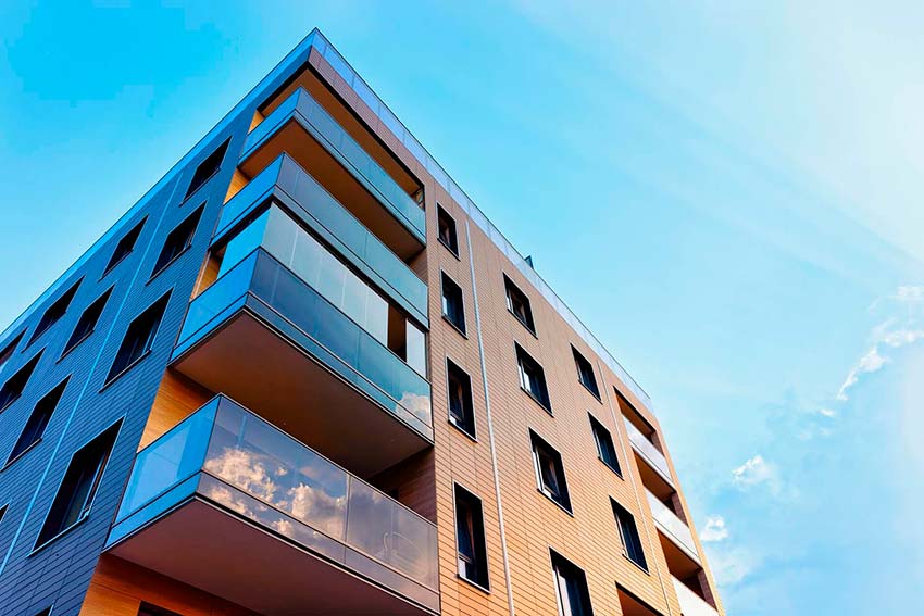cerramiento de balcón con cortinas de cristal