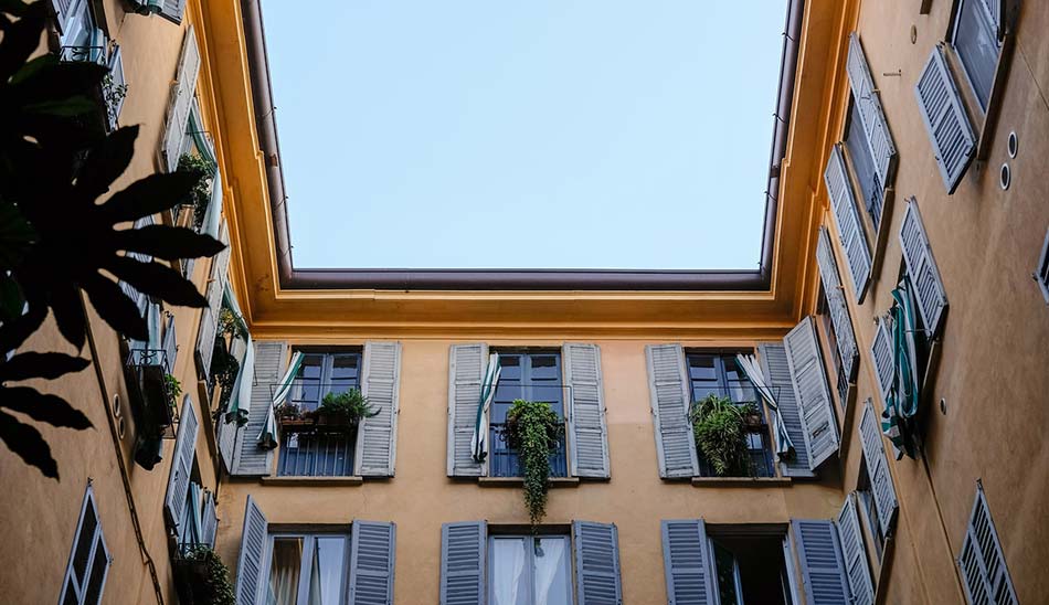 Cómo cerrar un patio interior de forma legal