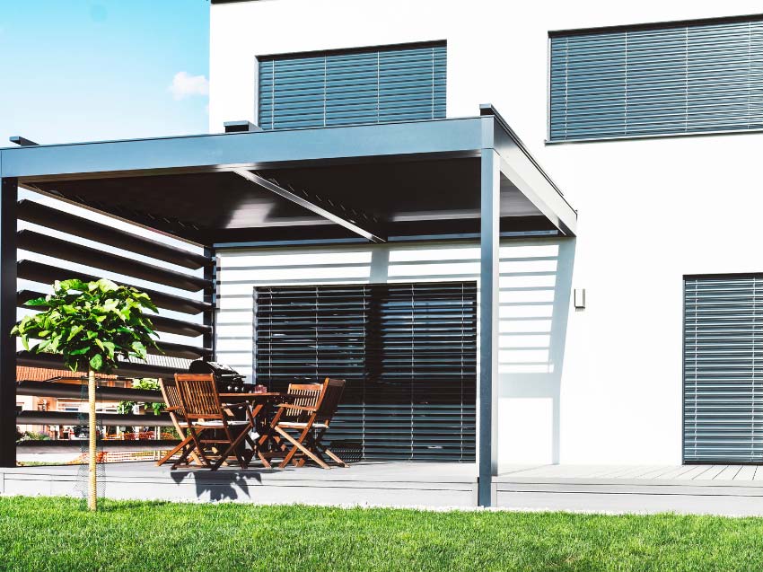 Pérgola solar adosada