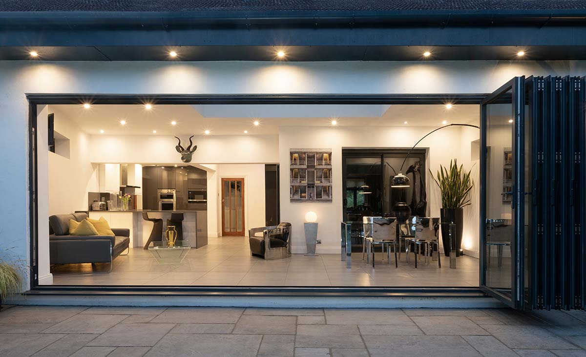 Cerramientos plegables para convertir terraza en una estancia de la casa