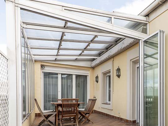 patio con techos móviles