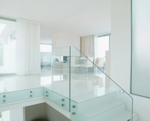 escalera casa con Barandilla de Cristal sin perfil