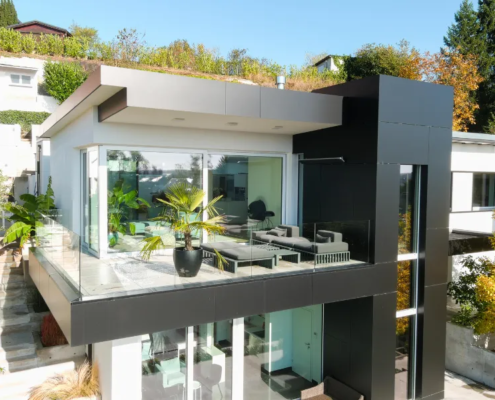 balcón con barandilla de cristal