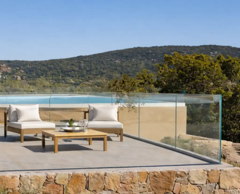 barandilla de cristal sobre muro