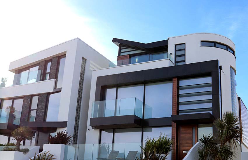 Casa acristalada con balcón