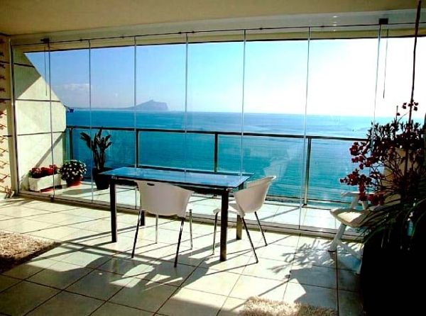 cerramiento de balcón con cortinas de cristal