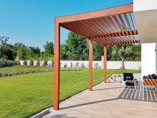 pérgola de madera adosada a la pared